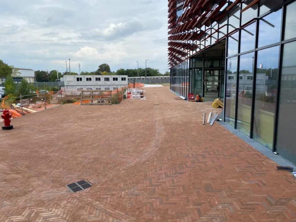 Pose de pavés pour voie d'accès au sein du quartier d'affaires Wacken à Strasbourg.