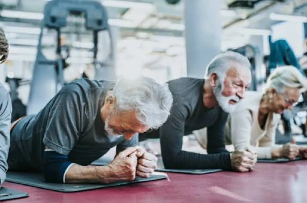 personne agée coach reprise de sport santé gym douce bien être