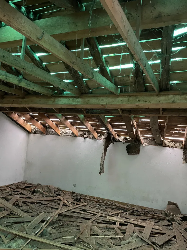 Démolition de l’ancienne toiture en tuiles lors d’une rénovation complète pour préparer la mise en œuvre d’une nouvelle couverture isolée