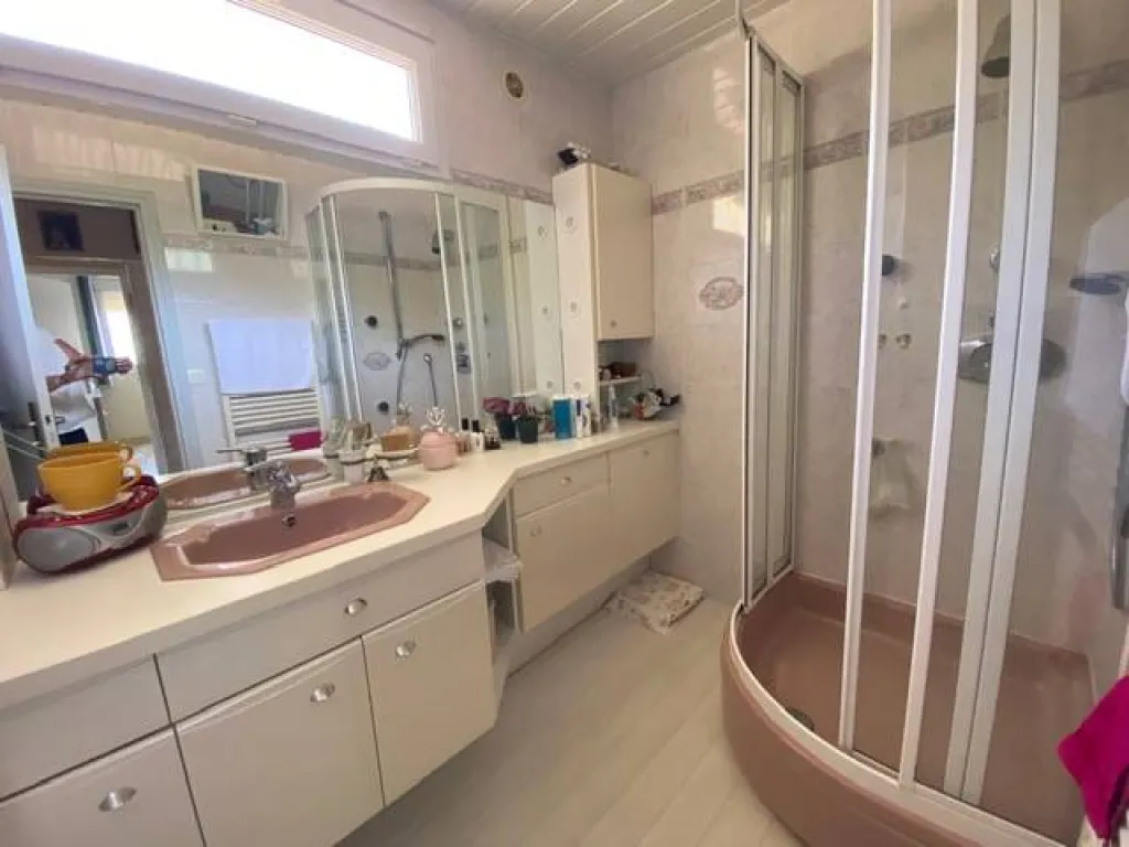A acheter, superbe maison familiale de 130m² env., 6 chambres avec sous sol et grand jardin sur la commune de TOURVILLE LA RIVIÈRE 76410