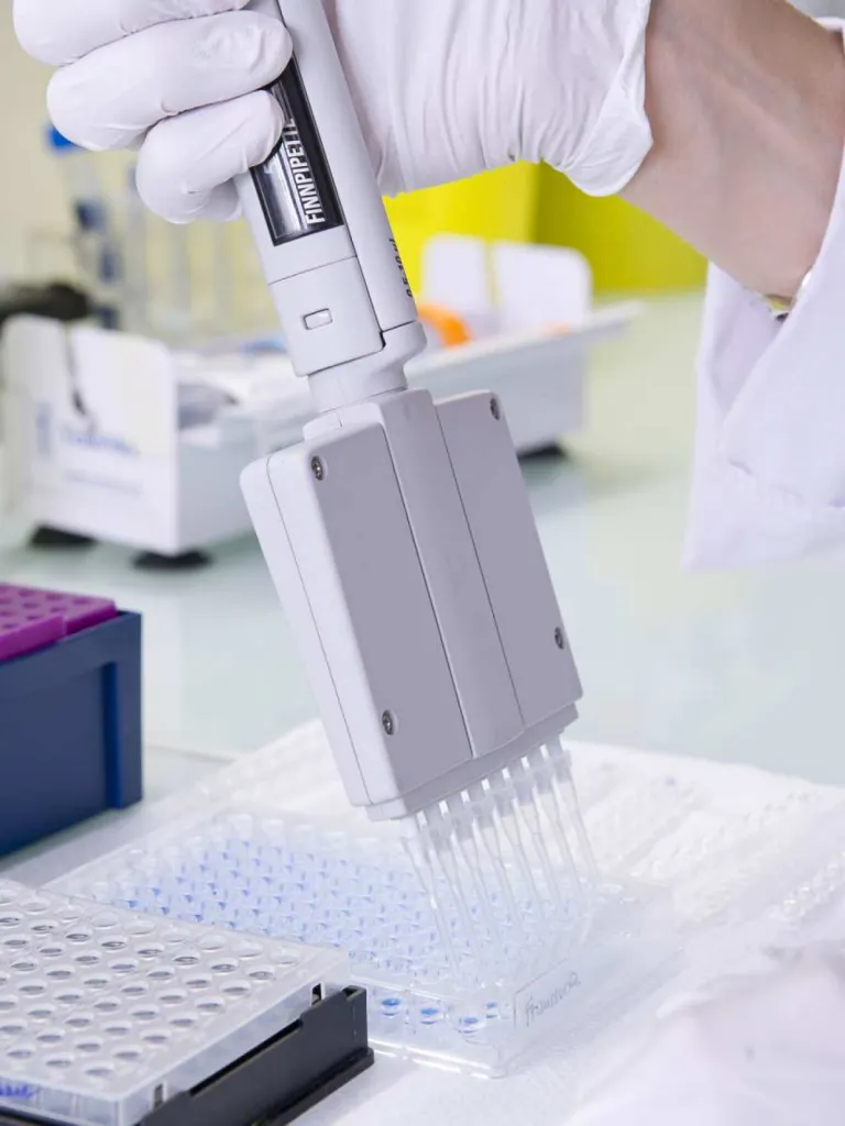 photographe spécialisé pour centre de recherche en santé salle séquenceur gros plan sur une manipulation