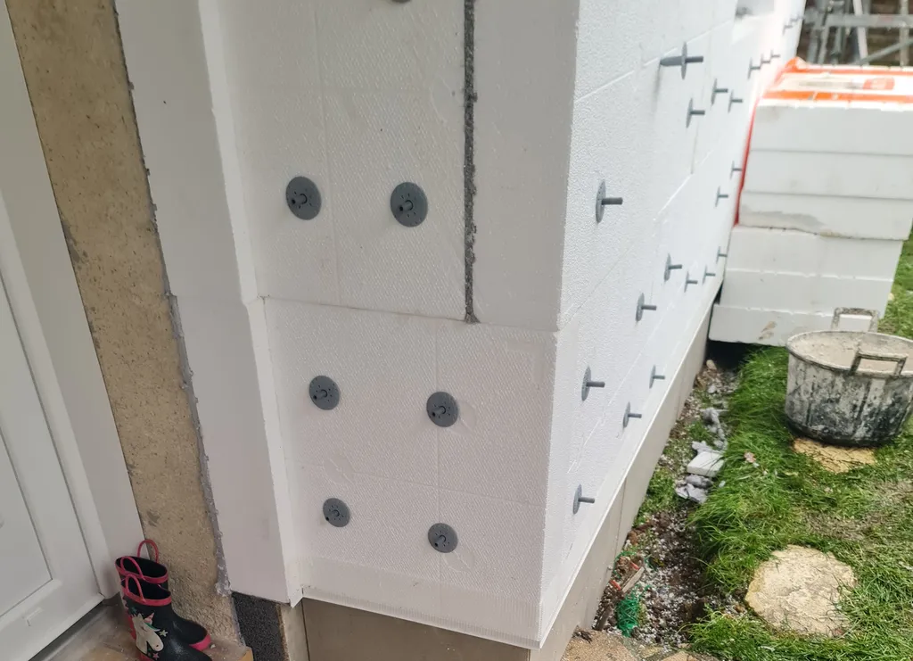 Isolation extérieure en panneaux de polystyrène expansé blanc près d'Evreux en Normandie