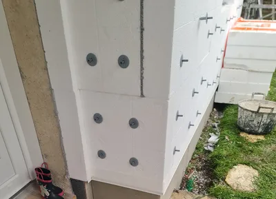 Isolation extérieure en panneaux de polystyrène expansé blanc près d'Evreux en Normandie