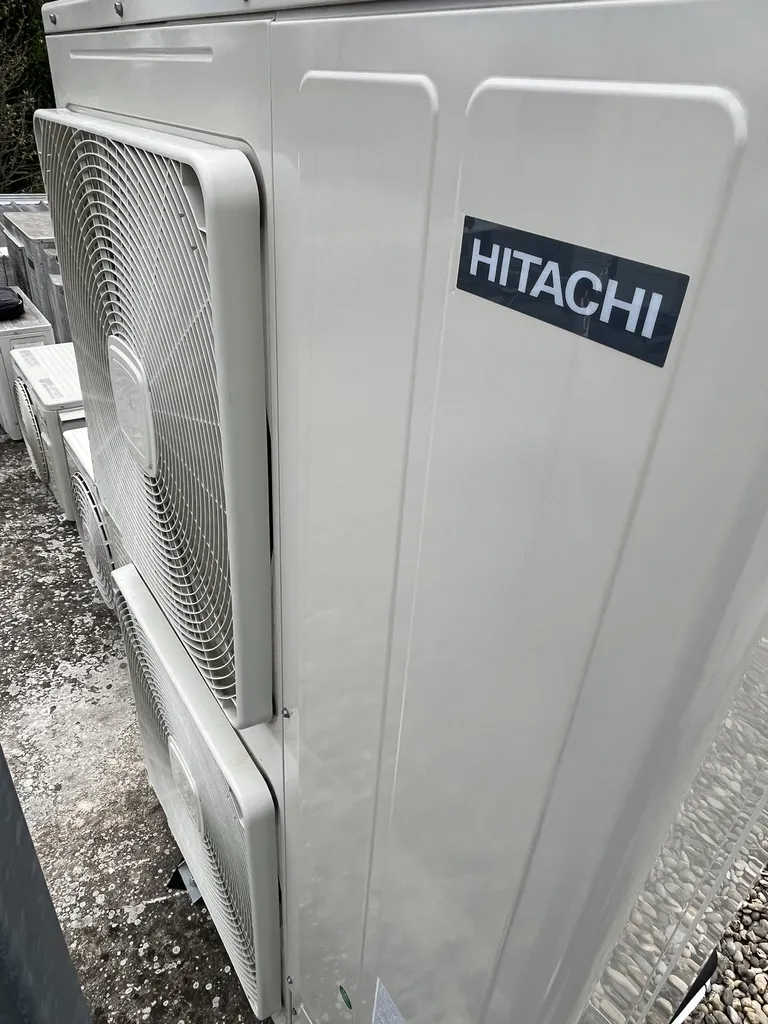 Installation par PROXICLIM d'une pompe à chaleur air/eau de la marque HITACHI pour une maison sur Aix-en-Provence 