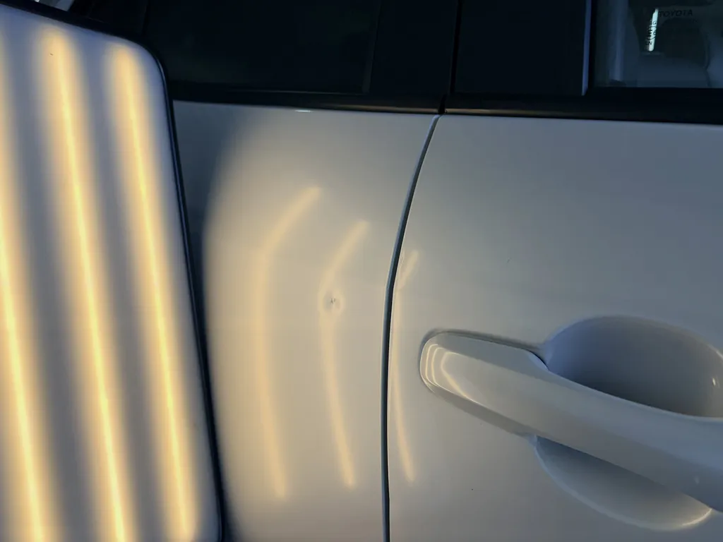 Débosselage sans peinture à domicile sur porte arrière. Réparations de bosses et coups de portières rapide à Coignières et Plaisir (Yvelines 78)