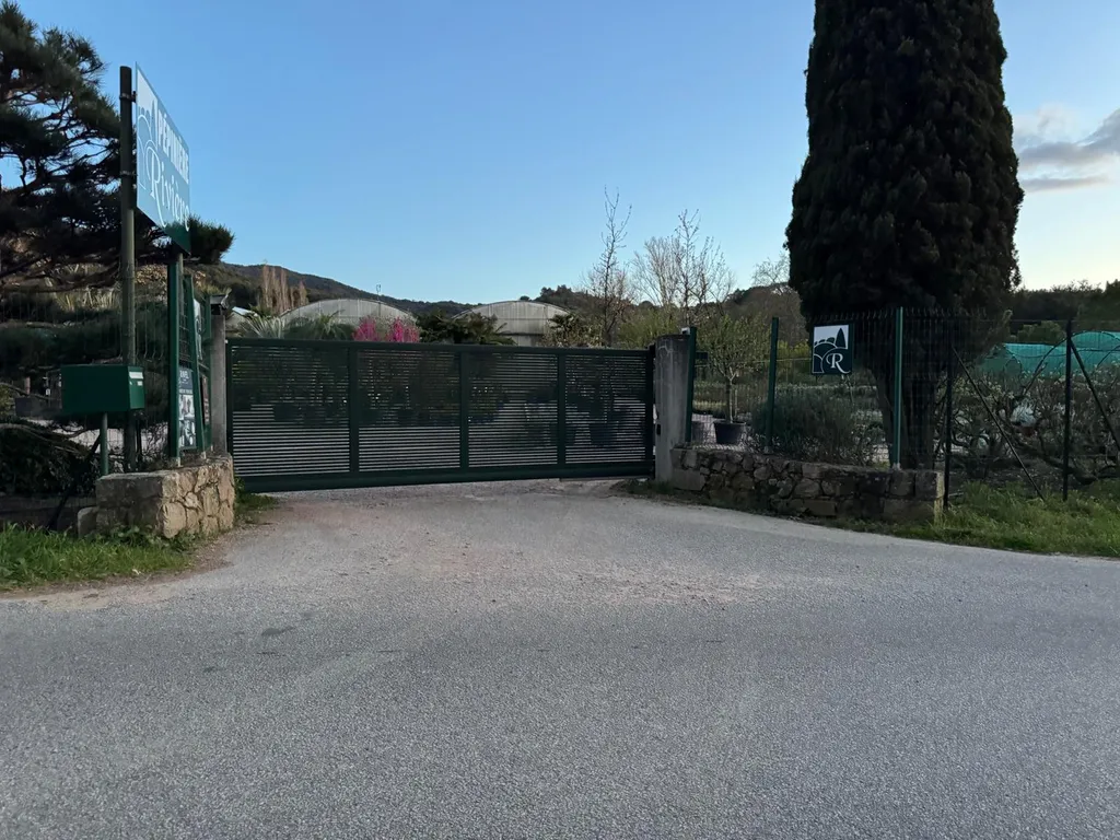 Fermer une pépinière à Porticcio : l'installation d'un portail coulissant autoportant Kostum Bitik motorisé FAAC, la solution pour les professionnels en Corse-du-Sud