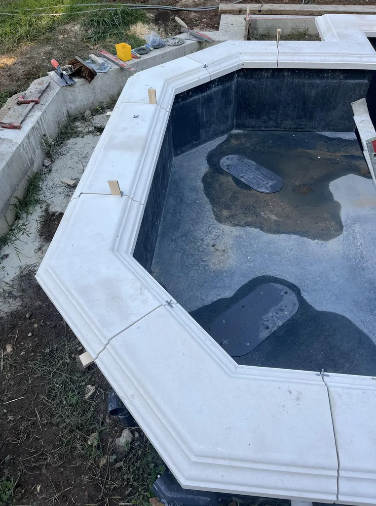 MARGELLE DE BASSIN EN PIERRE NATURELLE HAUT DE GAMME À PARIS ET EN ÎLE-DE-FRANCE — FRANCEPIERRE, L’EXCELLENCE MINÉRALE POUR LES PROJETS PRESTIGE