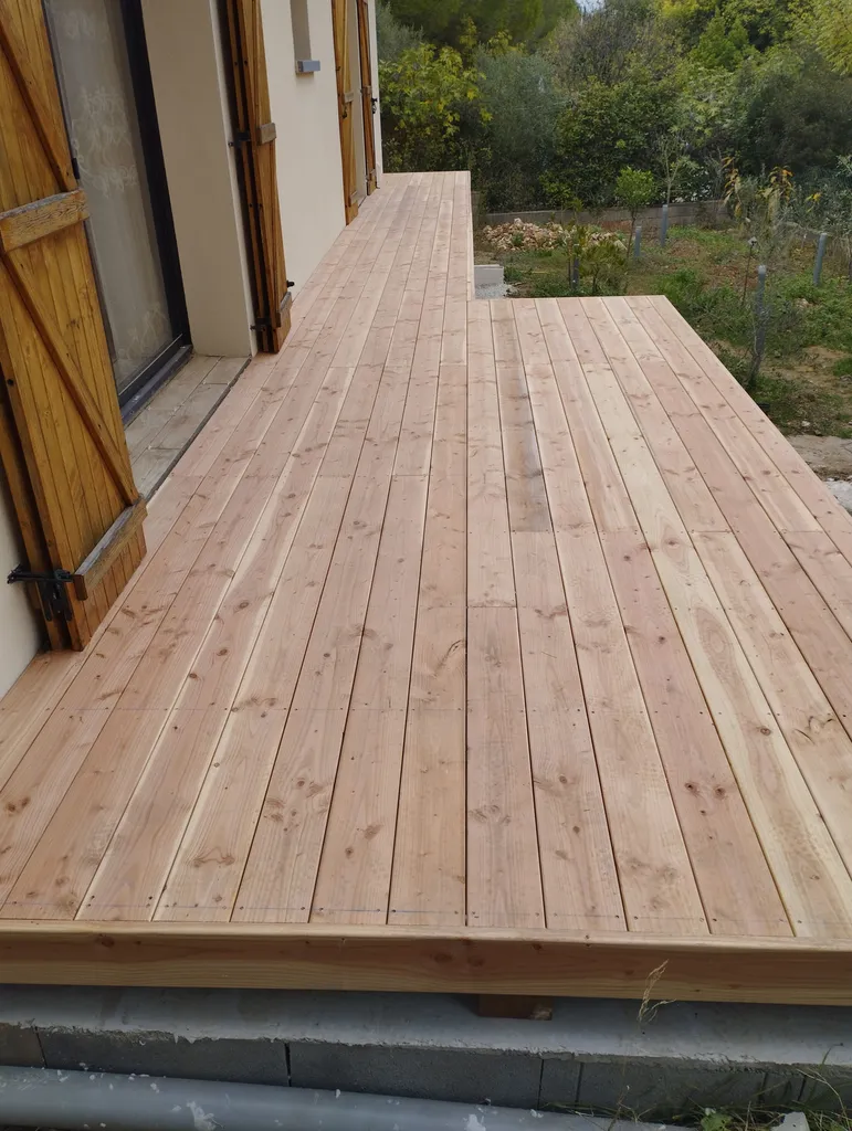 Terrasse en bois Douglas sur pilotis de 26 m² à Poussan – RC.Construction.Bois, artisan du Bassin de Thau