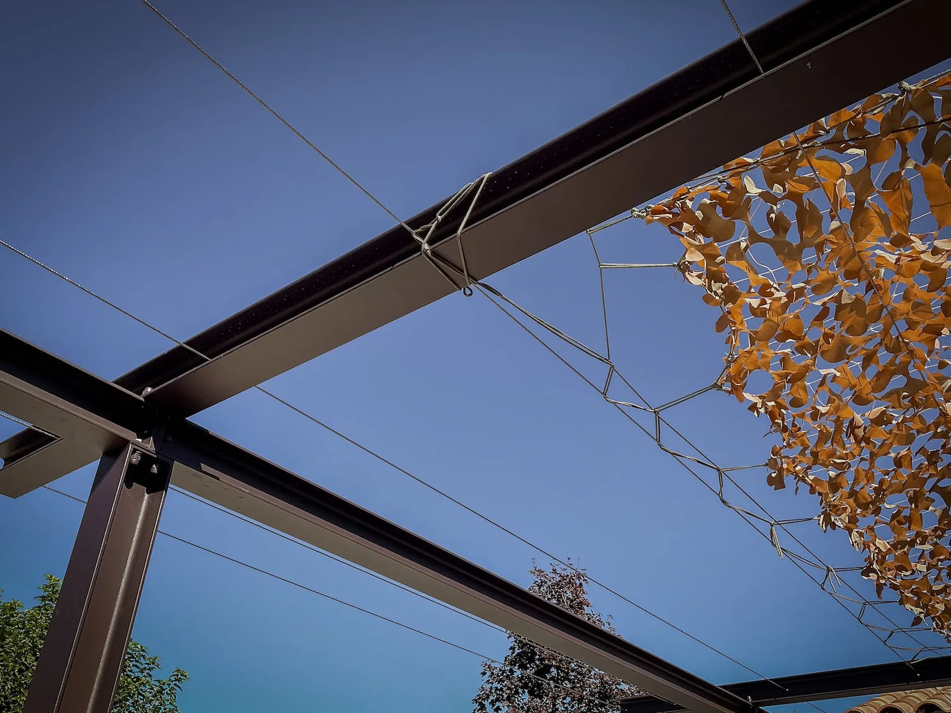 Pergola en fer à Labeaume en Ardèche : une création au style industriel sur mesure signée Willy Menuiserie pour l'été.