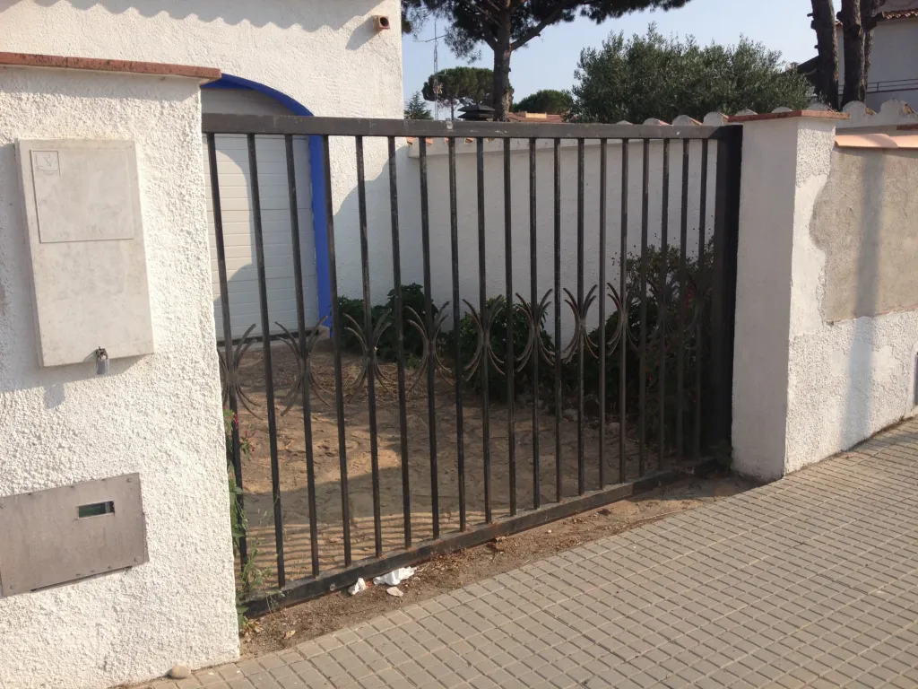 PORTAIL SIMPLE A BARREAUX AVEC PETITES DECORATIONS EN FER FORGE PORT DE BOUC