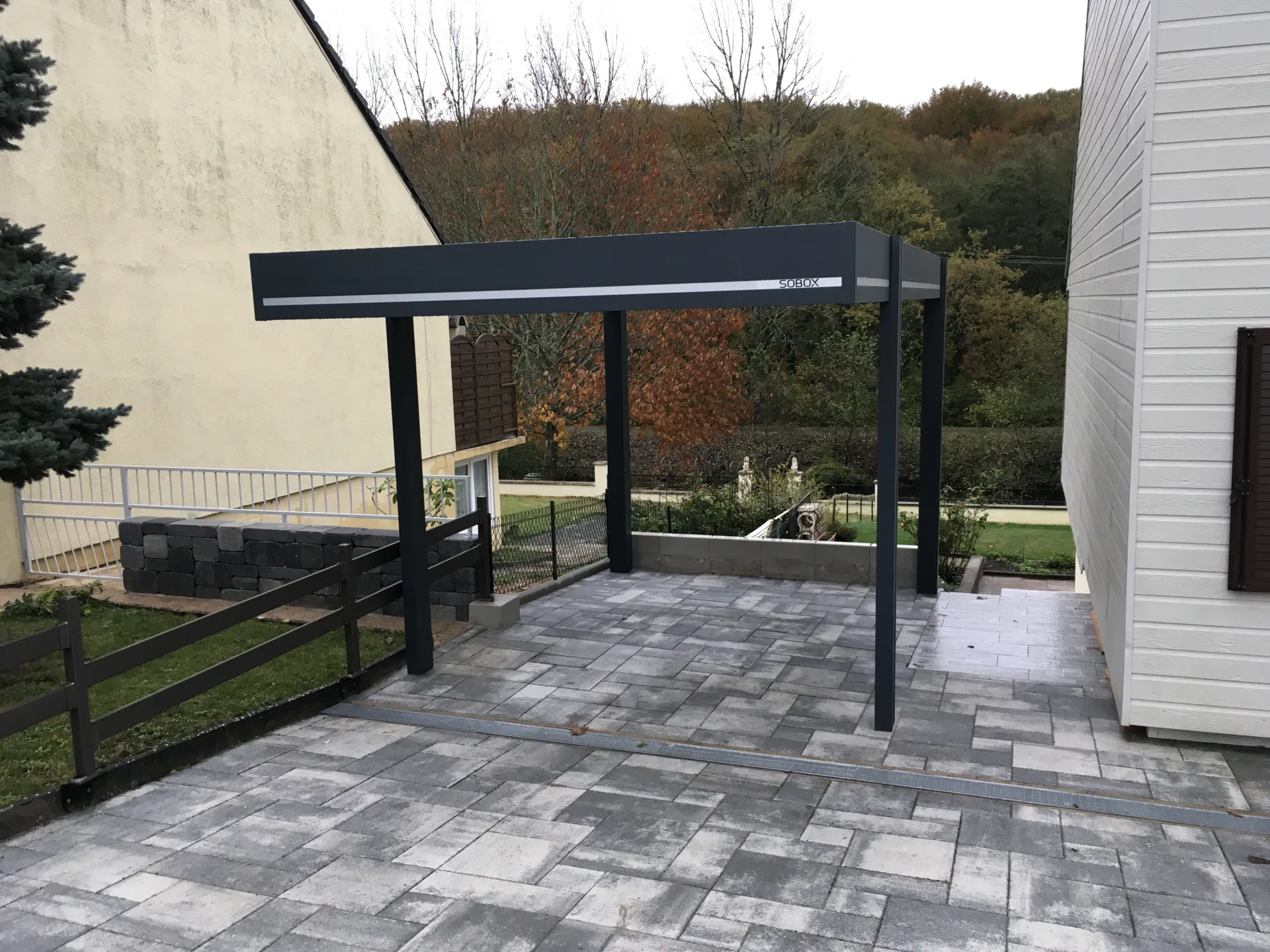 Conception d'un carport an alu à 4 pieds pour une voiture de 2.50m x 5.00m dans la cour d'une maison à Froideval près de Belfort