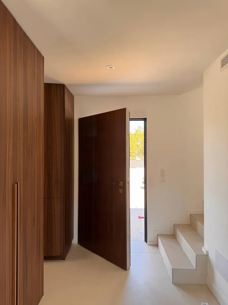 installation d'une porte blindée Silvelox In_Wall en Okoumé lasure Noce Scuro