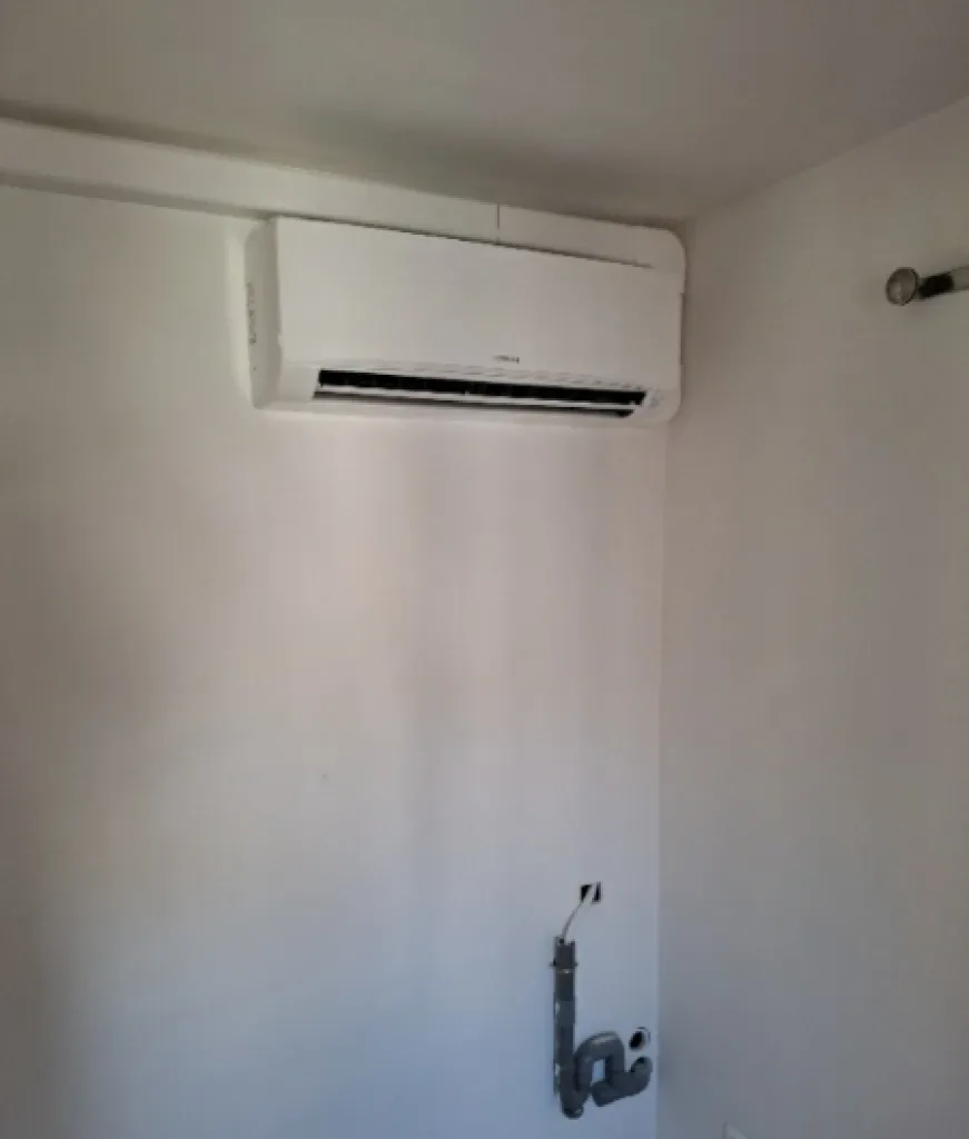 Pose d'une pompe à chaleur air-air Hiatchi avec Provence Energie Solaire Services à La Ciotat