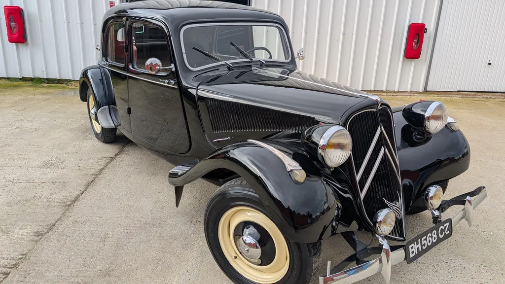 Polissage et lustrage de carrosserie dans notre atelier pour une Citroën Traction ancienne à Domart-en-Ponthieu dans la Somme