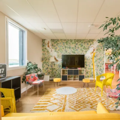 Salle de repos chaleureuse et fonctionnelle pour collaborateurs, par l’Atelier D. architecte d’intérieur à Bordeaux.