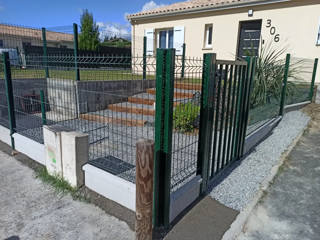 Aménagement d'un talus avec escalier en bois et clôture rigide en Gironde secteur saint André de Cubzac
