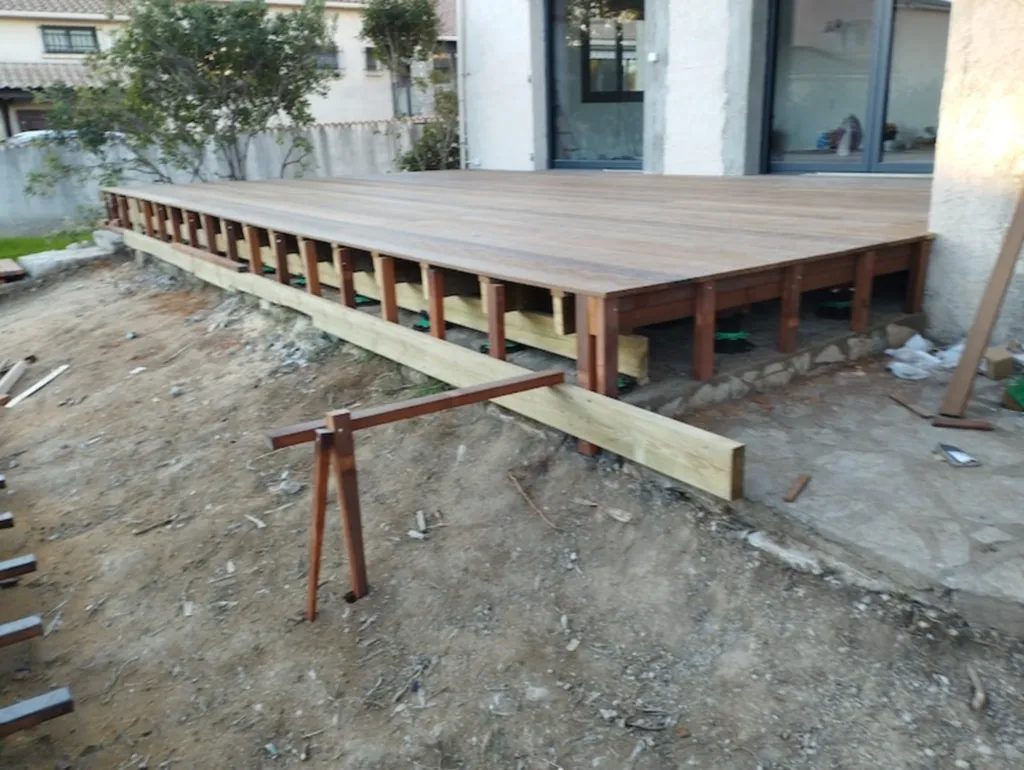 Pose d’une terrasse en bois exotique Itauba sur plots réglables : élégance naturelle et durabilité assurée à Montpellier dans l'Herault