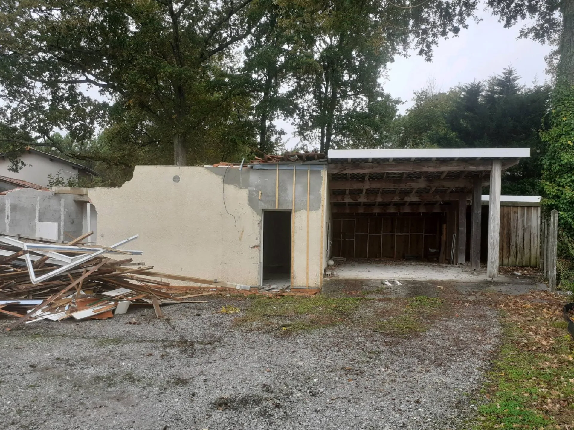 Démolition d'un garage attenant à une maison à Bègles proche de Bordeaux