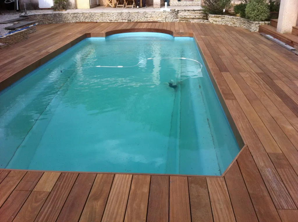 Pose de terrasses et tour de Piscines en CUMARU dans les Bouches du Rhone