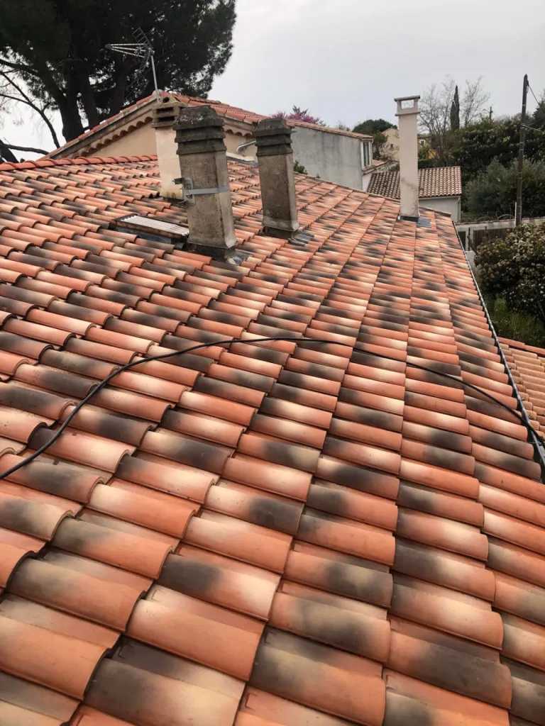 Nettoyage professionnel de toiture en tuiles à Marseille Montolivet 13012 avec traitement hydrofuge et protection durable par A2J Toiture & Rénov’