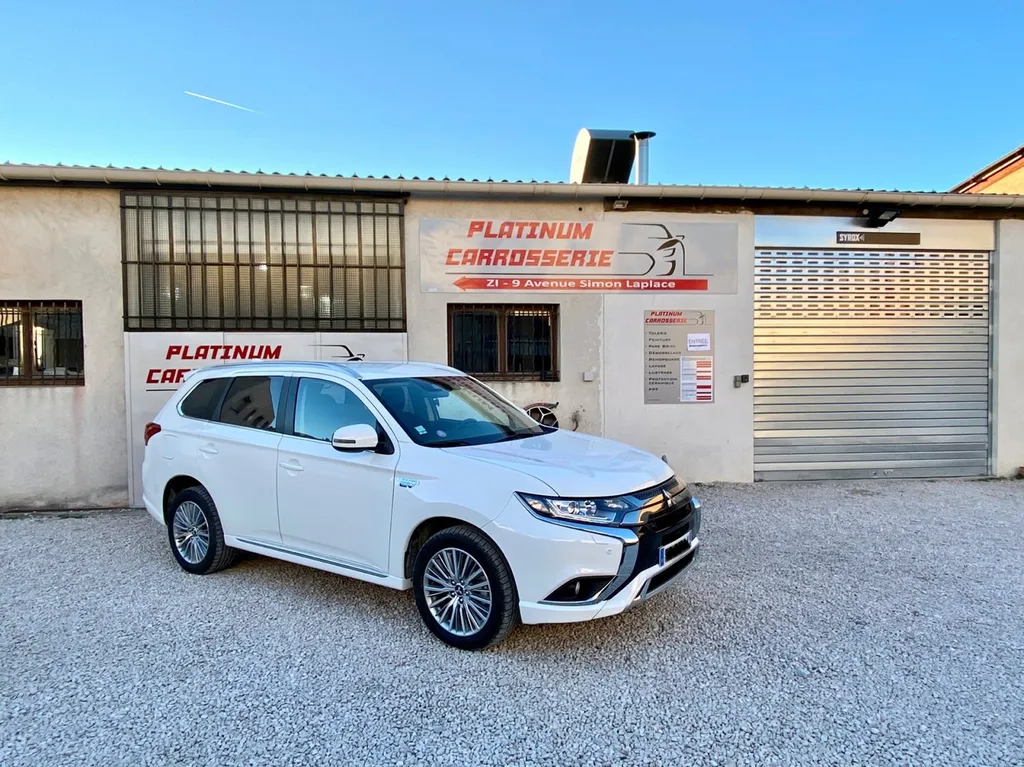 Réparation carrosserie d'un Mitsubishi Outlander bas de caisse et pare choc avec Franchise offerte à Cassis