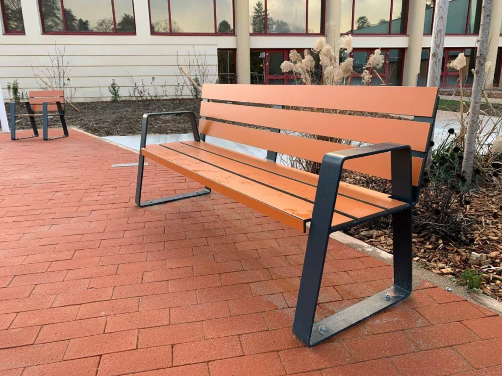Banc avec appuis en stratifié compact dans le Rhône-Alpes