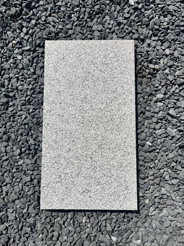 MARGELLE DE PISCINE EN GRANIT GRIS / GRANIT GRIS ALBA / GRIS CLAIR