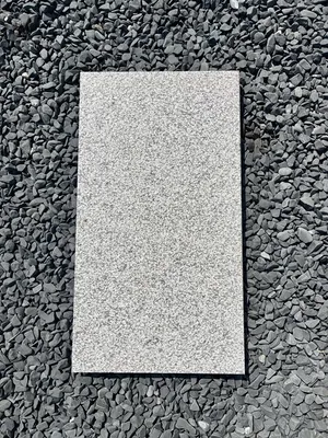 MARGELLE DE PISCINE EN GRANIT GRIS / GRANIT GRIS ALBA / GRIS CLAIR