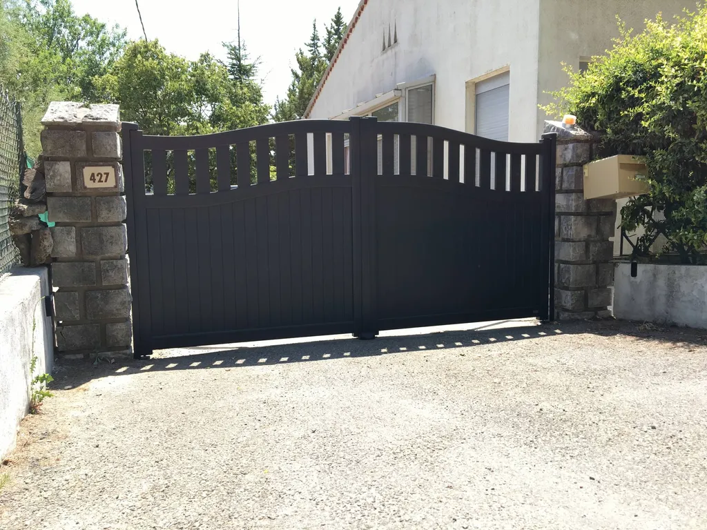 Pose d'un portail en aluminium de la marque CADIOU