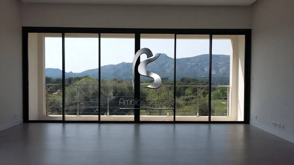 Béton ciré décoratif gris clair posé en chape mince fibre à Sainte Maxime