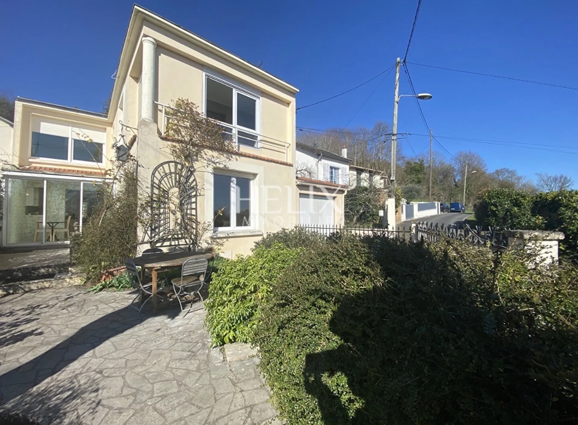 Façade de la maison sur les hauteurs de Le Pecq Quartier Cité 