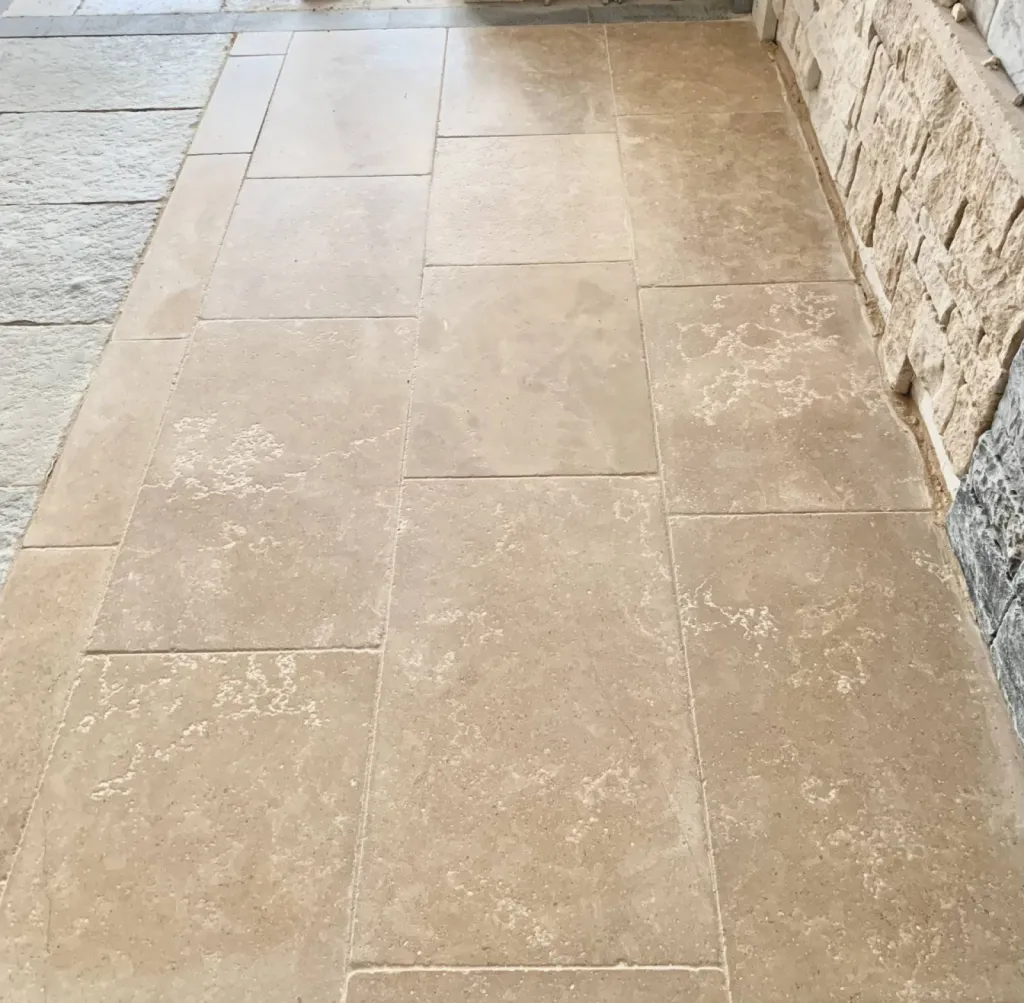 Travertin pierre pour carrelage intérieur et extérieur livraison partout en France de Montpellier à Bordeaux de Lyon à Nantes