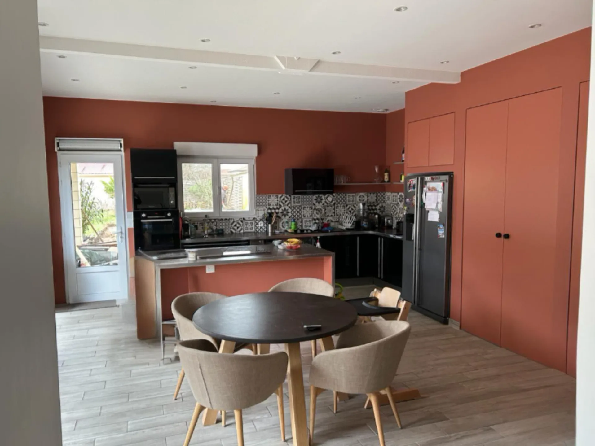 Cuisine rénovée avec aménagement fonctionnel et design moderne dans cette maison à Fareins