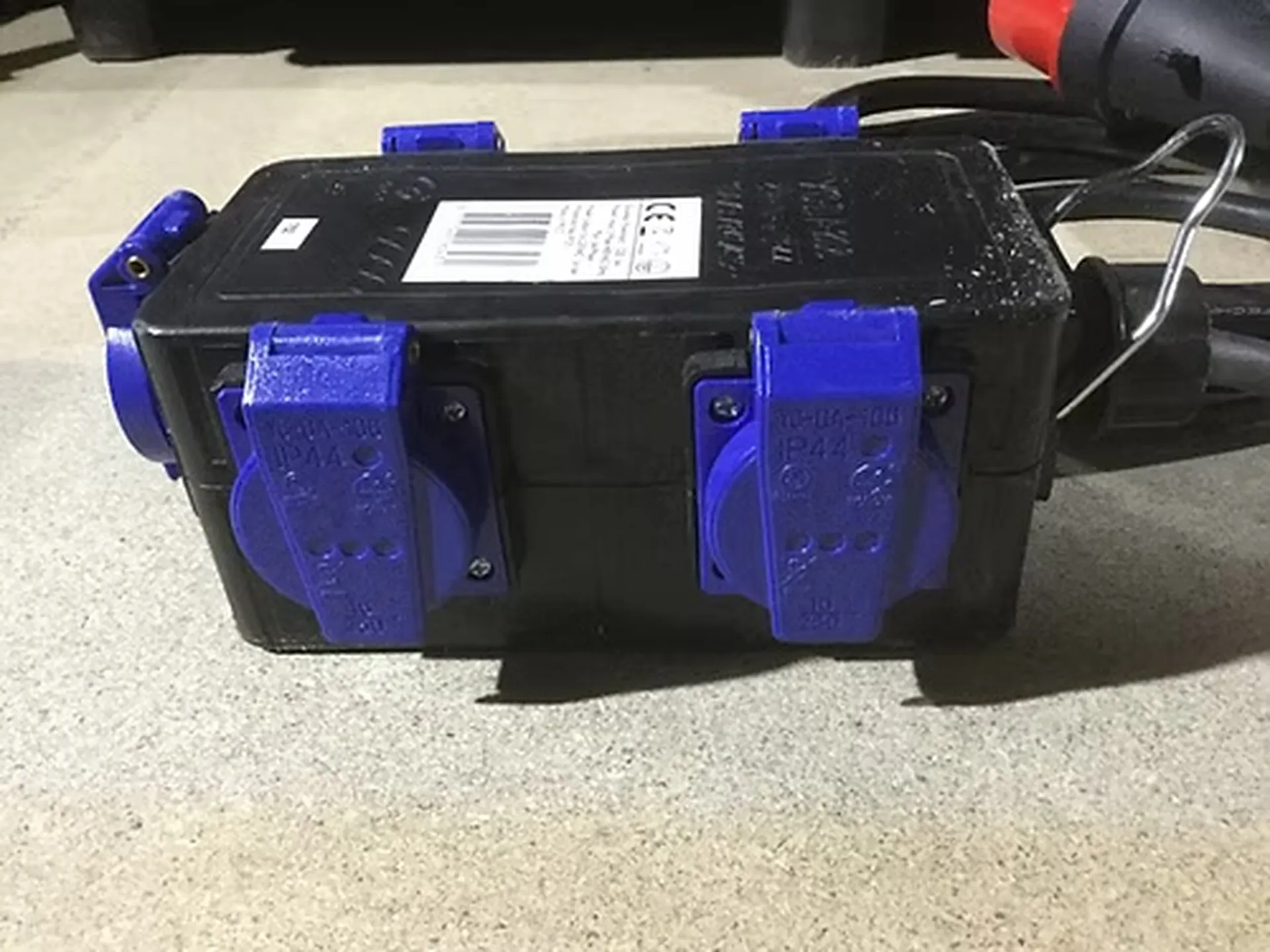 BOITIER 16A TRI VERS 5X16A MONO