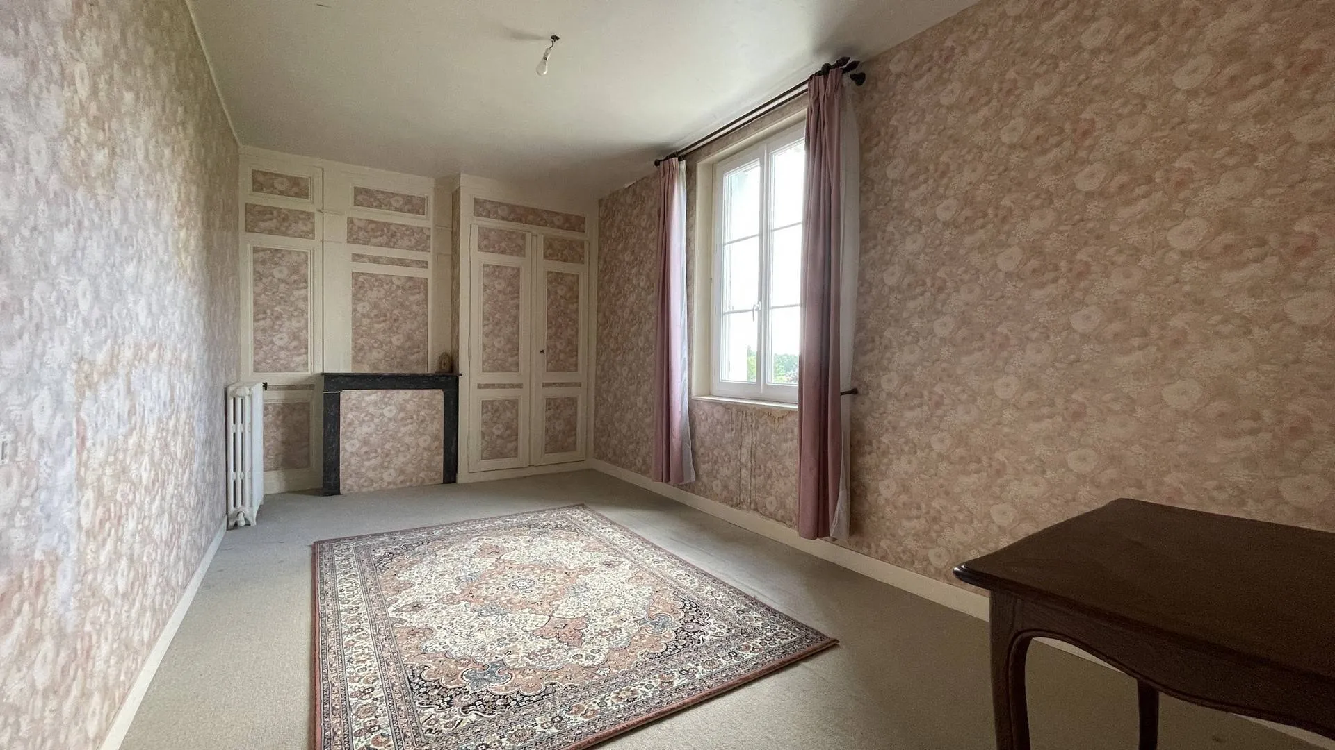 À aménager sur l'axe Rouen-Dieppe** : Les combles au dernier étage offrent de multiples possibilités d'aménagement, y compris deux chambres et un espace bureau.