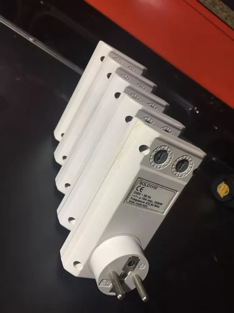 LOT PRISES TELECOMANDEES SANS FIL