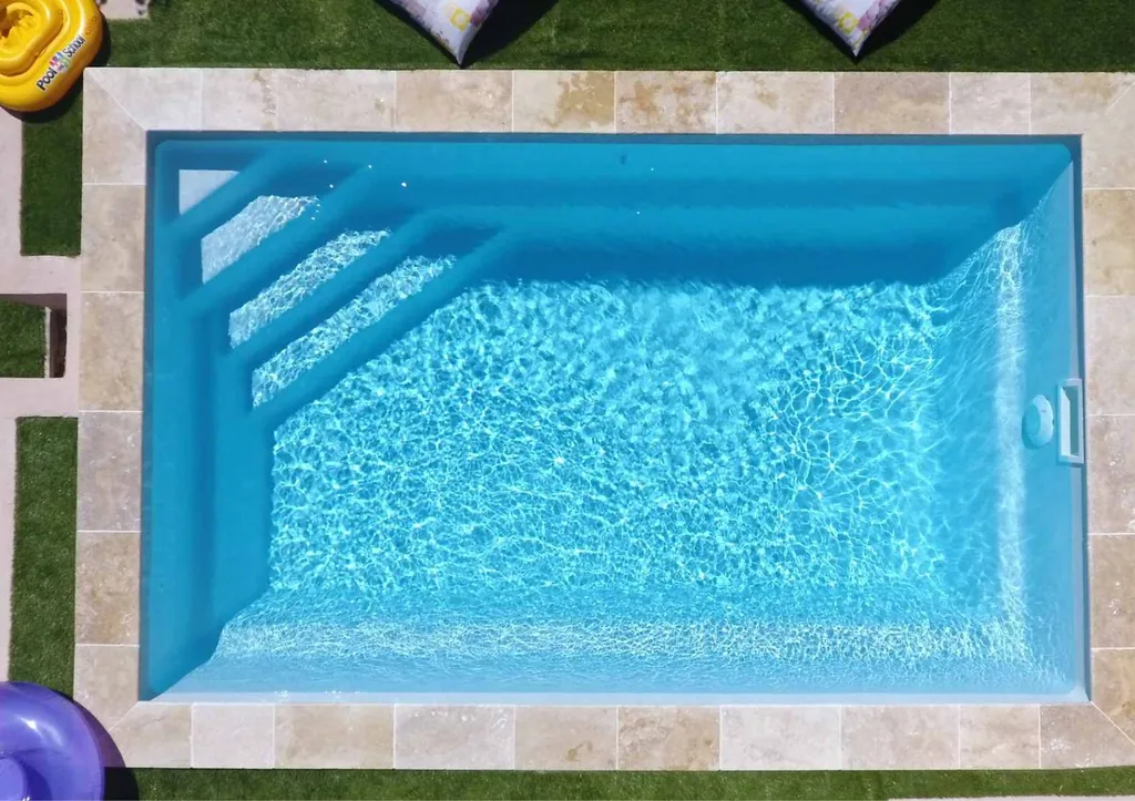 piscine rectangulaire avec escalier
