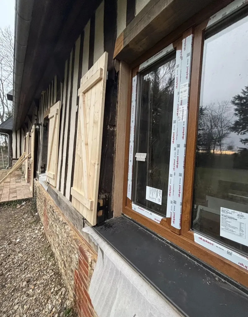 Remplacement de fenêtre en bois double vitrage sur une maison normande à Conches-en-Ouche