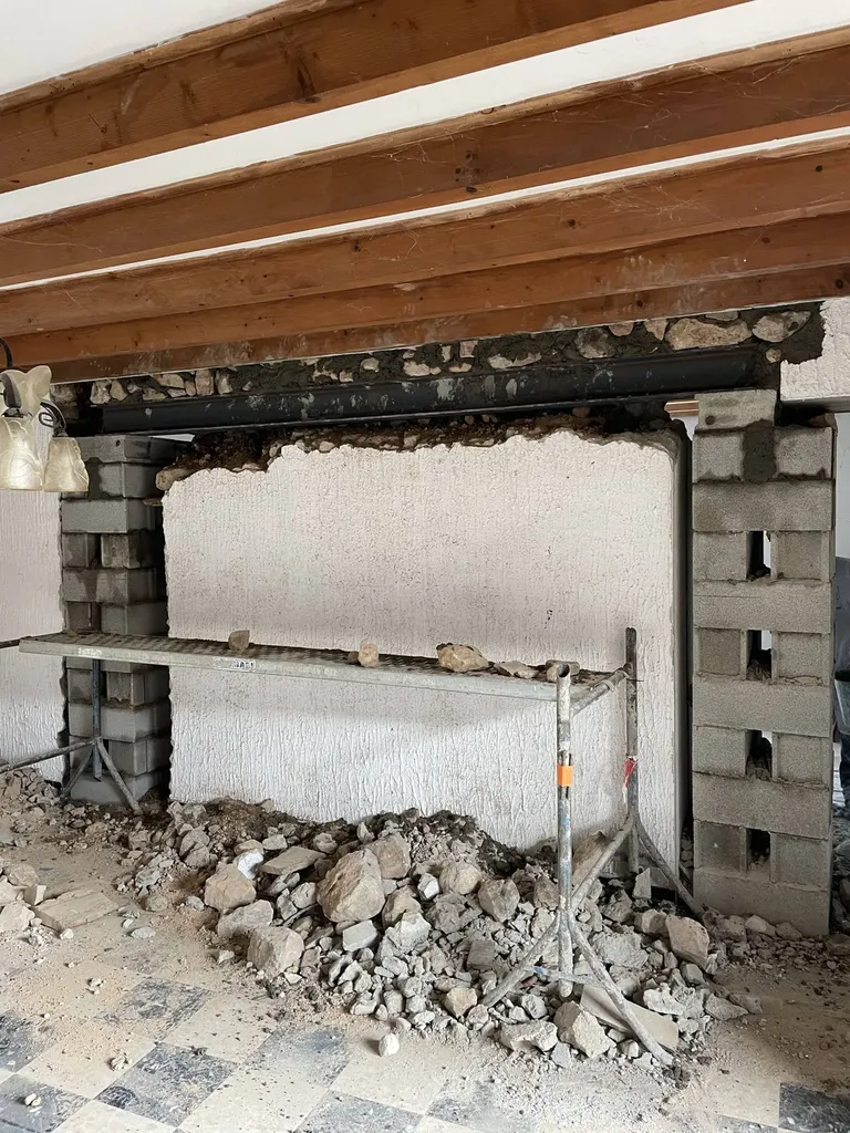 Démolition d’un mur porteur dans une maison ancienne pour créer une ouverture entre deux pièces