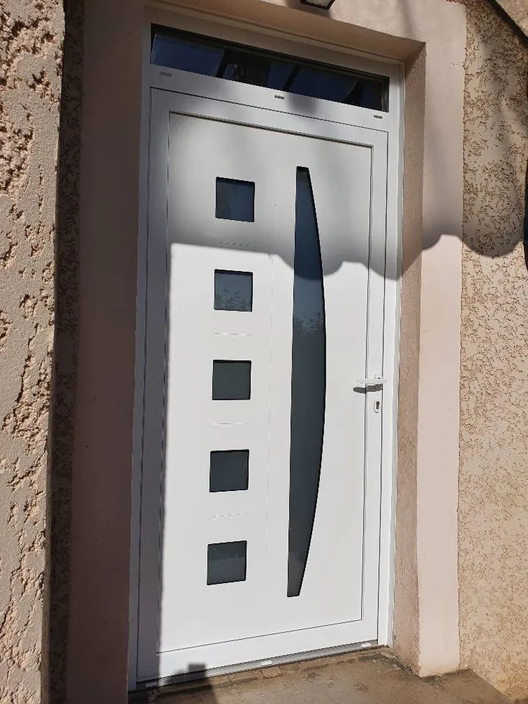 Porte d'entrée aluminium blanche avec triple vitrage pose à Gleizé proche de Villefranche sur Saône