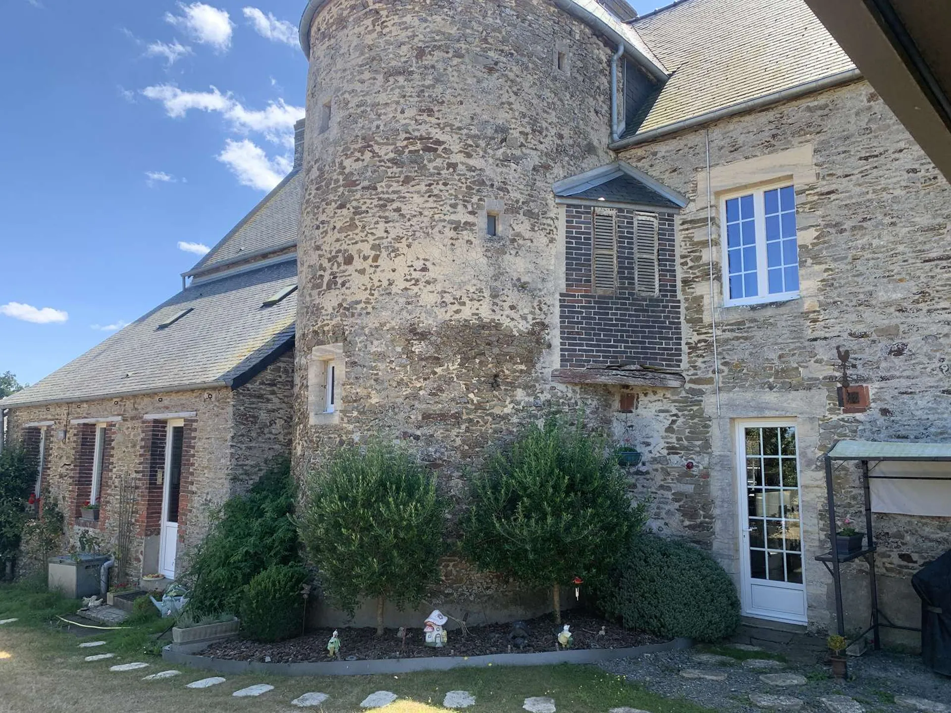 Arrière maison et tourelle
