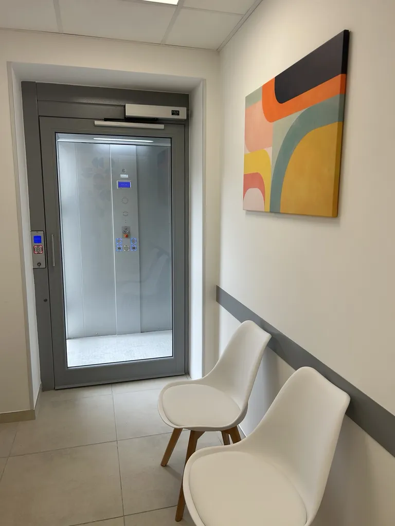 L'élévateur vertical VIMEC E10 parfaitement intégré dans son environnement  dans cet ERP à Marignane