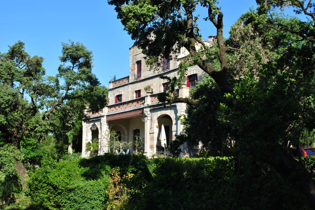 Propriété de charme avec 3 habitations et tennis en Provence