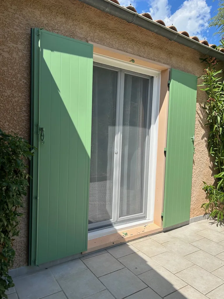 Menuiserie spécialisées dans la pose professionnelle de volets battants aluminium dans le Vaucluse