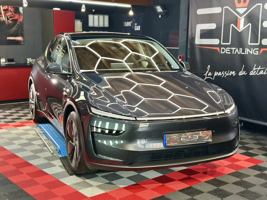 traitement céramique chez EMB DETAILING spécialiste Tesla sur Vaugneray 