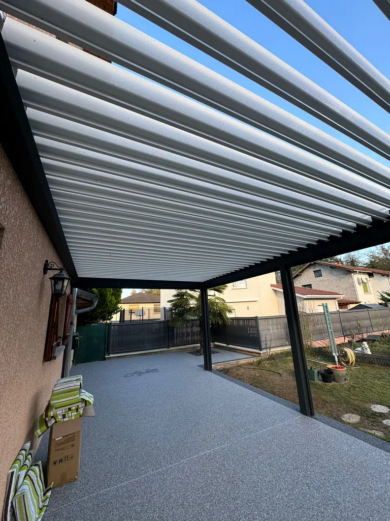 Réalisation d'une pergola bioclimatique Matest posée à Tignieu-Jameyzieu 8x4m avec des stores zippés et un éclairage led proche Pont-de-Chéruy