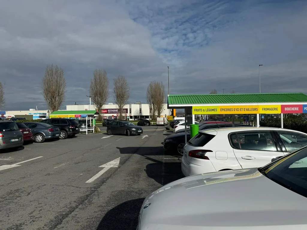 Vitrophanie publicitaire et signalétique extérieure pour l’entreprise Grand Frais près de Compiègne (60).