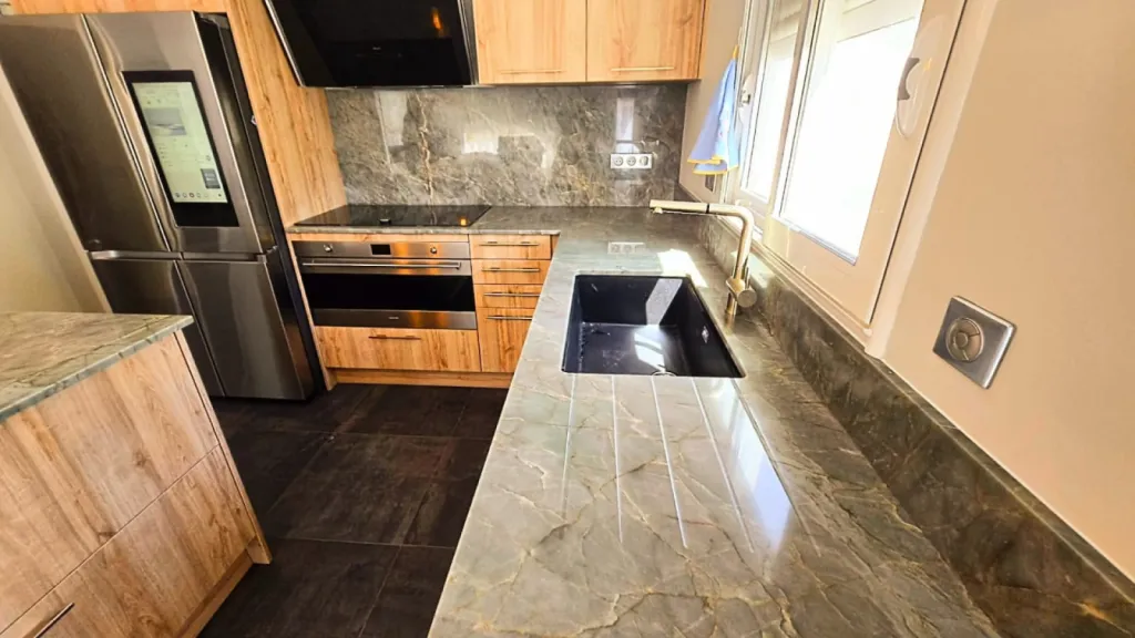 Nouvelle Cuisine réalisée en Quartzite Jadore à Ambérieux