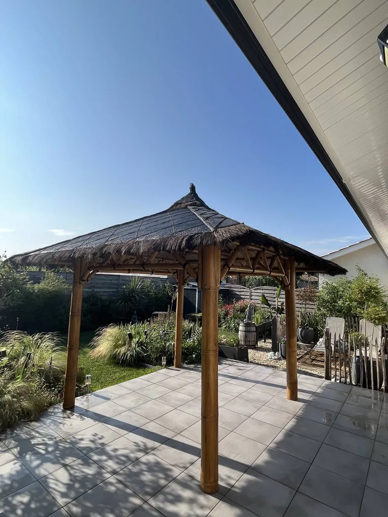 Création par un professionnel d'un havre de paix durable avec des paillotes et des gazébos en bambou près de Contis