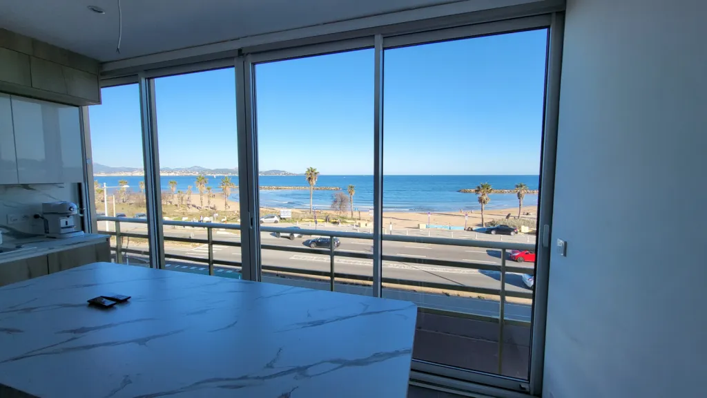 Fenêtres aluminium minimalistes pour villas contemporaines à Roquebrune